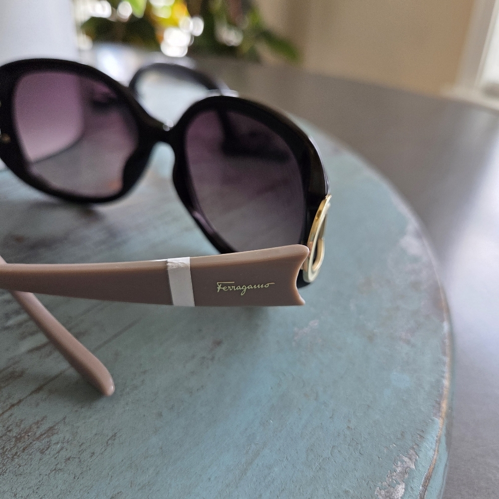 Salvatore Ferragamo Gradient Oval Sunglasses New $275  Black/Taupe - Picture 5 of 12